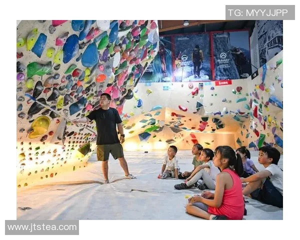 成都攀岩队的防守策略揭秘与攀岩深度分析 成都攀岩队的防守策略揭秘与攀岩深度分析