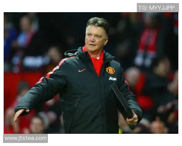 曼联主帅范加尔点名批评球员表现,要求全队加强训练强度 曼联主帅范加尔点名批评球员表现,要求全队加强训练强度